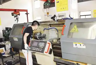 冠航微型电动葫芦精密零部件车间高效生产